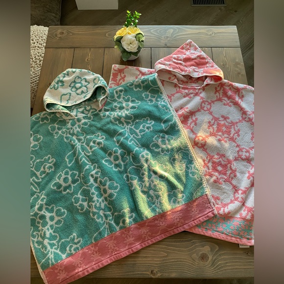 2 hooded towels, nice and thick! Perfect for toddlers (ages 3-6) - Picture 1 of 5